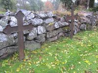 Eldre gravminner i jern, uten bevart inskripsjon, på Fon kirkegård. Foto: Stig Rune Pedersen