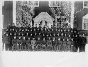 Hle kullet foran kasernen.