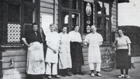 Forretningen i Blomsterdalen. Fra venstre: Anna Eriksen, Alfred Aadland,  Berta K Birkeland, Anna Liland, Johannes RaudebergSynneva L Aadland