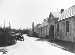 Den gamle hovedinngangen sett i retning mot den nye porten som kom i 1937.