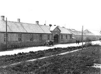 Den gamle hovedinngangen sett mot Kjellerholen.