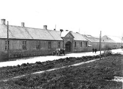 Den gamle hovedinngangen sett mot Kjellerholen.