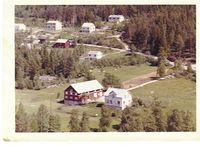 Fossum gnr. 92/17 1961. Olav og faren Sveinung bygde opp desse husa.