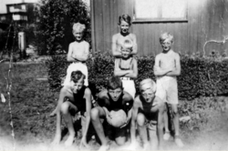 Fotballspill på Bråtejordet 1946. Bak: Arne Jeppesen, Bård Bunæs, Eirik Sivertsen. Foran Sverre Hauglund, Odd Reidar Nordhagen, Sverre Sivertsen. Steinar Bunæs i midten.