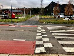 Fra fotgjengerfeltet ved Bråtejordet skole fører gangveien direkte fram til geologifeltet.