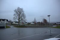 Skuletomta til gamle Hafslo skule sett ifrå ein annan vinkel. Foto: Thomas Olsen/Vestland fylkeskommune.