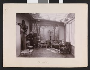 Fotograf Theodor Larsen i sitt atelier - no-nb digifoto 20160315 00005 bldsa fFA00232.jpg