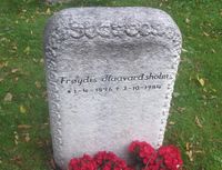 Billedkunstneren Frøydis Haavardsholm er gravlagt på Asker kirkegård. Noen av glassmaleriene i Asker kirke er laget av henne. Foto: Stig Rune Pedersen