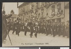 Trondheim på kroningsdagen. Foto: Ukjent / Nasjonalbiblioteket