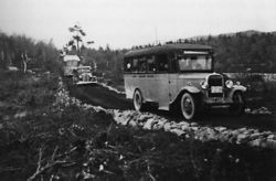 Blandet trafikk på Riksvei 50 i 1938.
