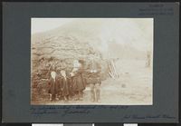 14. Fra Silojokka inderst i Laksefjord. Lappefamilie - no-nb digifoto 20160318 00373 bldsa NGU0316.jpg