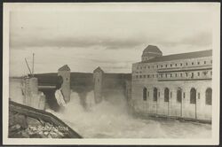 Solbergfoss. Maskinsalen bak buevinduene i første etasje. Foto: Carl Gustav Normann/Nasjonalbiblioteket (1923).