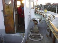 Med hendelen på dekk utmed rekka regulerer ein farta og omdreiningsretninga på spelet. I rorhuset står Turid Aune.