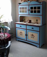 Blåmåla framskåp for rett vegg. Måla på underskåpet er: L 128 x D 50 x  H 0,85 cm. Måla på overskåpet er: L 124 cm x 25 cm x 0,94 cm. Total høgde: 179 cm.