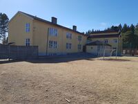 Baksiden av skolen i 2022