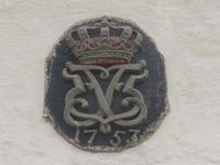 Kong Frederik Vs monogram merket 1753 i mur utenfor den gamle Krigsskolen i Oslo. Foto: Stig Rune Pedersen