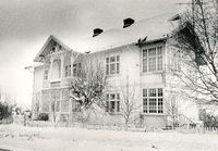 Østre Totenveg 10, villaen Fredevik. Huset ble satt opp for juristen og sakføreren Johan Castberg, som bodde her fra 1897 til 1906.
