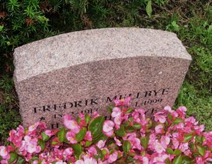 Fredrik Mellbye gravminne.jpg