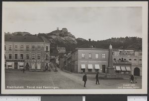 Fredrikshald. Torvet med Fæstningen - no-nb digifoto 20151204 00186 bldsa PK13466.jpg