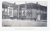 Kasernen sett fra det nordvestre hjørnet av torvet før 1914.