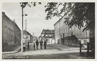 Til h. kasernen med skilderhus før 1917.