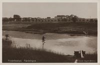 Fortet og inngangen, med en teltleir til venstre for fortet, 1915–20. Foto: Sigurd Østberg