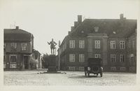 Torvet med statuen av Frederik II og Erling Larsens drosje i 1920-30.