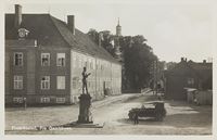 Sett fra det nordvestre hjørnet av torvet i 1920-25.