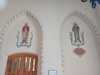 Maleriene på sørveggen i våpenhuset. Foto: Pål Giørtz (2024).