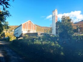 Fredskapellet sett fra inngangen til den tyske kirkekirkegården til venstre for bildet. Foto: Pål Giørtz (2024).