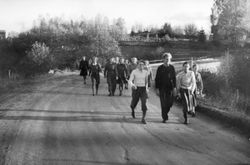Typisk foto fra Fredsmarsjene 1945, tilfeldig sted i Norge.