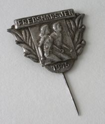 Fredsmarsjen i 1945. Alle fikk nål.