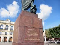 Dette fredsmonumentet ble reist på torget i Karlstad i 1955, 50 år etter unionsoppløsningen. Foto: Stig Rune Pedersen (2013).