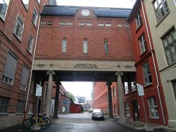 Deler av fabrikkanlegget sett gjennom Teglverksgata. Bygningen bak til høyre er fra 1901. Den grå bygningen i høyre bildekant var del av Oslo Baand- og Lidsefabrik. Foto: Stig Rune Pedersen (2015).