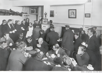 Frelsesarmeens aftensservering til hjemløse menn ved nattherberge i Kristiania i 1920, sannsynligvis i Urtagata 16. Opp til 250 menn kunne hver dag få måltider til en billig penge der. En brødskive kostet rundt 15 øre, kaffen 20 øre, og overnatting 1 kr. Det var kummerlige forhold, hvor f.eks. 100 mann delte på 4-5 håndklær. Lorentz Kristian Hansen holdt til i Kristiania som hjemløs på dette tidspunktet, og hadde Urtegata hos Frelsesarmeen som eneste registrerte addresse. Foto: I. Eyolfson