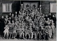 Full oppslutning om Frelsesarmeens søndagsskole i etterkrigstidas Steinkjer. Mer tekst: Trykk på bildet.