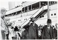 Fridtjof Nansen på turne for Fedrelandslaget langs norskekysten med MY Stella Polaris sommeren 1929. Her går han i land i Harstad, hvor han ble møtt av Erland Frisvold. Foto: Bernhard Slagstad.