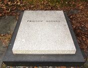 Nansen er gravlagt nedenfor hovedhuset på Polhøgda. Foto: Stig Rune Pedersen (2012)