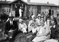 Friluftsgudstjeneste Brumundkampen 1927. Nr. 3 fra høyre - Else Westli, nr. 5 fra høyre - Maren Westli, Hjellum. Liten gutt i midten - Anders Glomlien