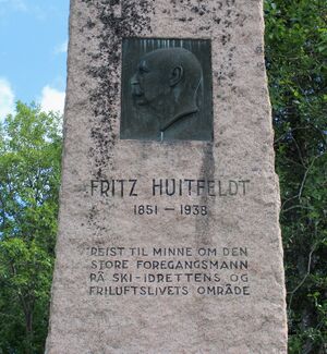 Fritz Huitfeldt minnesmerke Tryvannshøgda.JPG