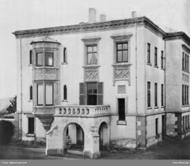 Sideveggen mot øst, med inngangspartiet. Foto: Oslo Museum (ant. 1868).