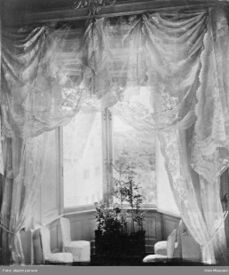 Fra karnappet i andre etasje på østveggen mens Heftye bodde der, fjøs/stallbygningen skimtes i bakgrunnen. Foto: Oslo Museum (ca 1865).