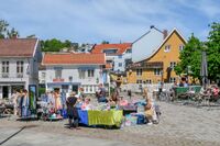 Salgsbodene på Drøbak torg. Foto: Leif-Harald Ruud (2020).