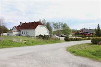 Forsamlingshuset som har gitt navn til veien sto ferdig i 1917. Foto: Leif-Harald Ruud (2026).