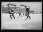 Bandykamp i pene antrekk før krigen, bygningen til Elektrisk Bureau i bakgrunnen. Foto: Nasjonalbiblioteket (1920-1940).