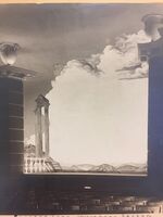 Scenen i Frogner kino med Revolds dekorasjoner (1925). Filmen vises i skyene. Foto: Frogner kino (2022).