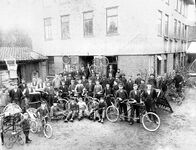 Syklister foran "Nordmand"-fabrikken
