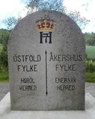 Haakon VIIs monogram på grensestein mellom Enebakk og Hobøl. Foto: Trond Nygård