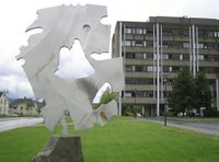 Skulpturen Nordavind utenfor det tidligere fylkeshuset i Drammen (1969, stor versjon 1982).