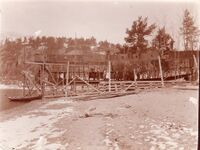 Her ser vi at det er byrja å bygge på skroget til Fyresdølen ved brygga ved prestegarden 1913. Foto: Olav S. Nylid